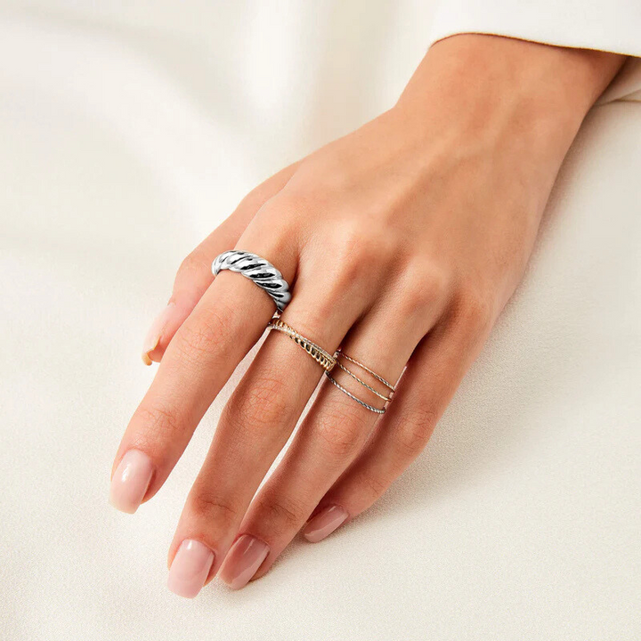 Elegante witgouden ring met verfijnde golven