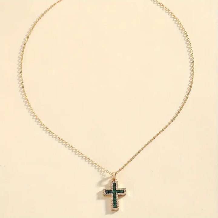 Elegante gouden ketting met smaragd kruis hanger
