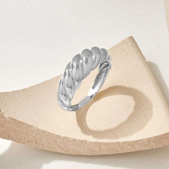 Elegante witgouden ring met verfijnde golven