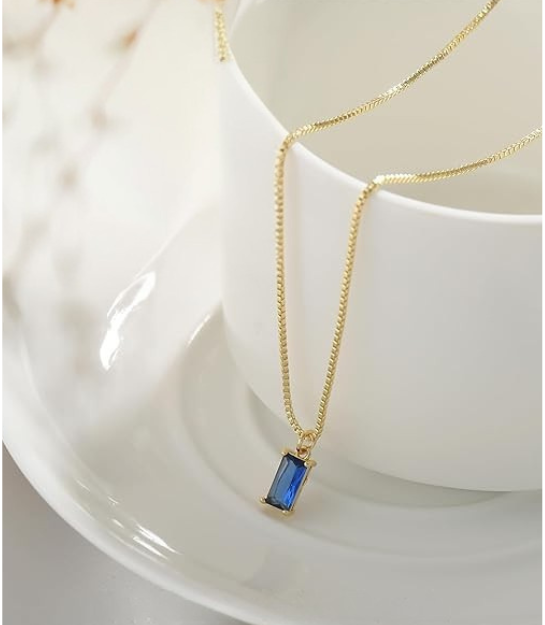 Elegante witte gouden ketting met saffier hanger