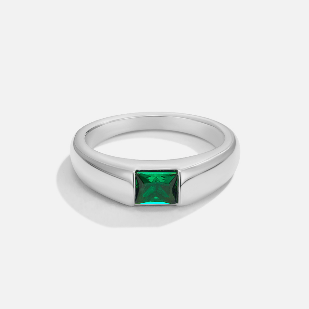 Elegante zilveren ring met smaragd detail