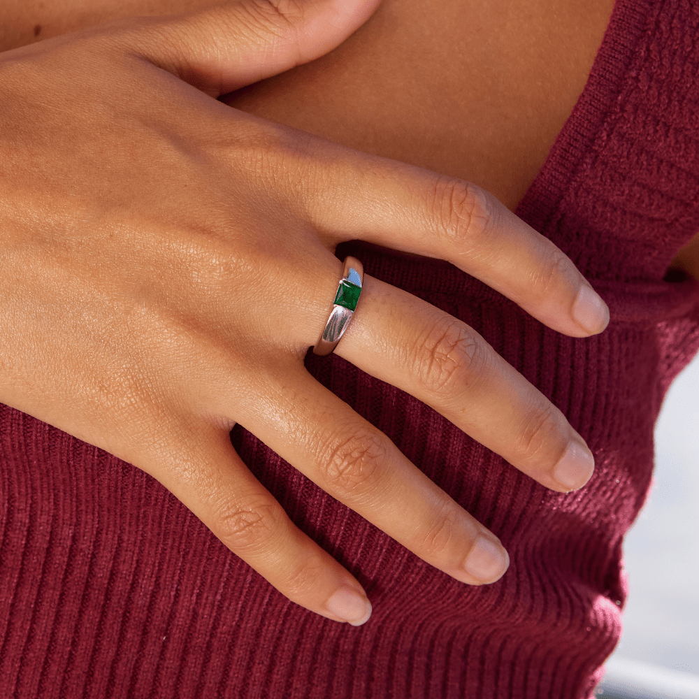 Elegante zilveren ring met smaragd detail