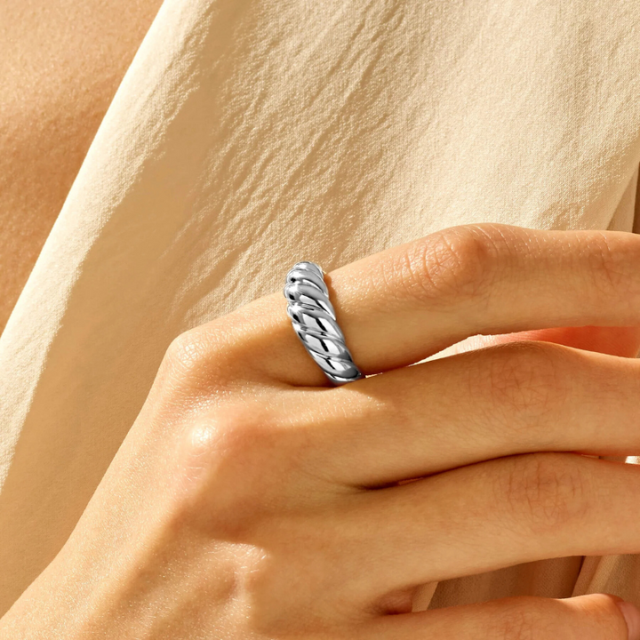 Elegante witgouden ring met verfijnde golven