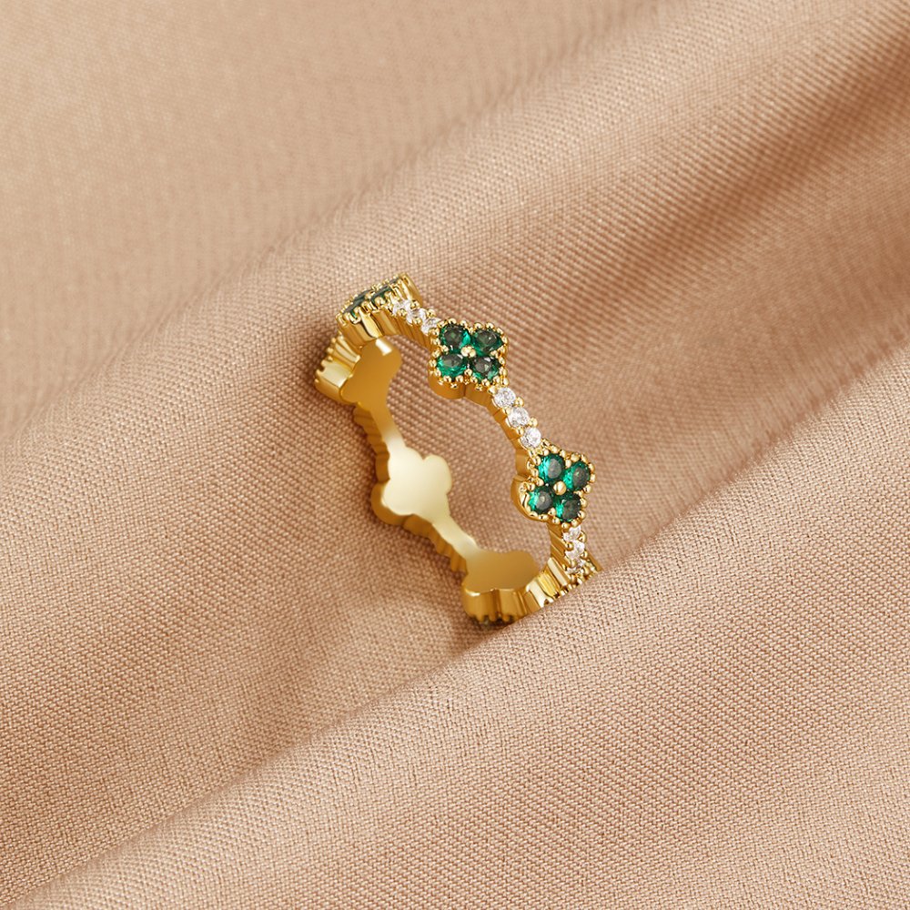 Verfijnde kristallen ring met klavertje vier in zilver