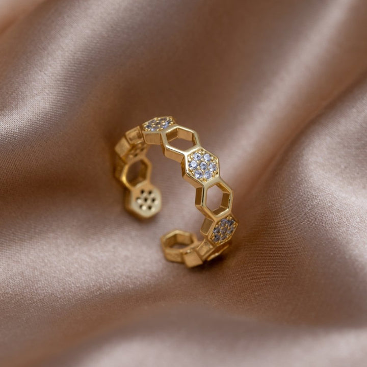 Verfijnde gouden ring met sprankelende kristallen