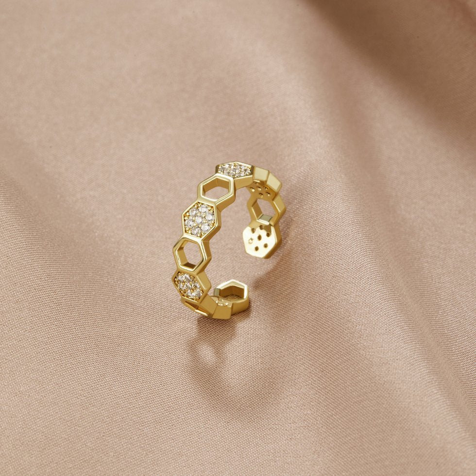 Verfijnde gouden ring met sprankelende kristallen