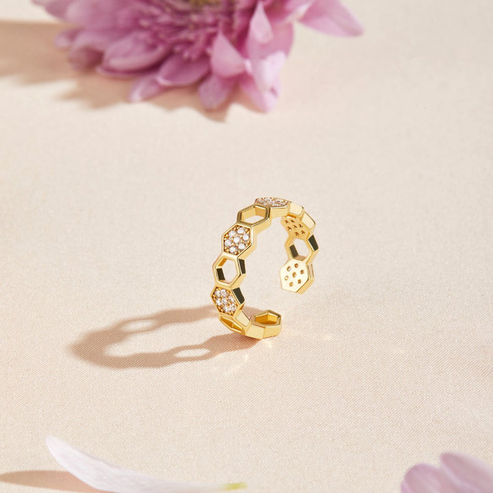 Verfijnde gouden ring met sprankelende kristallen
