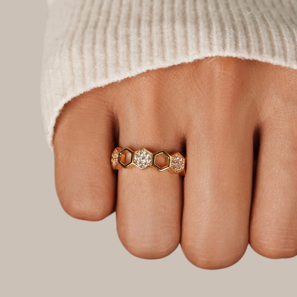 Verfijnde gouden ring met sprankelende kristallen