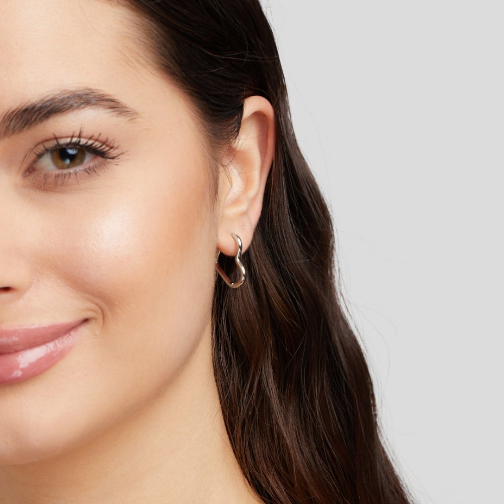 Elegante zilveren oorbellen met hartvormige details