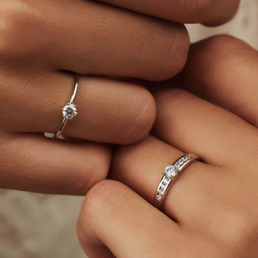 Elegante ring van wit goud met verfijnde details