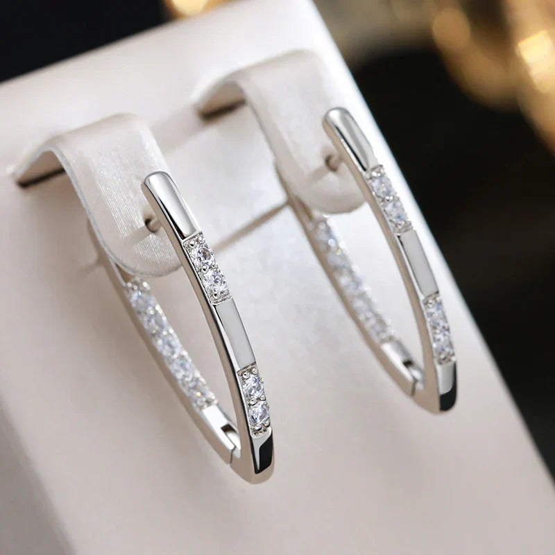 Elegante oorbellen van wit goud met sprankelende zirkonia