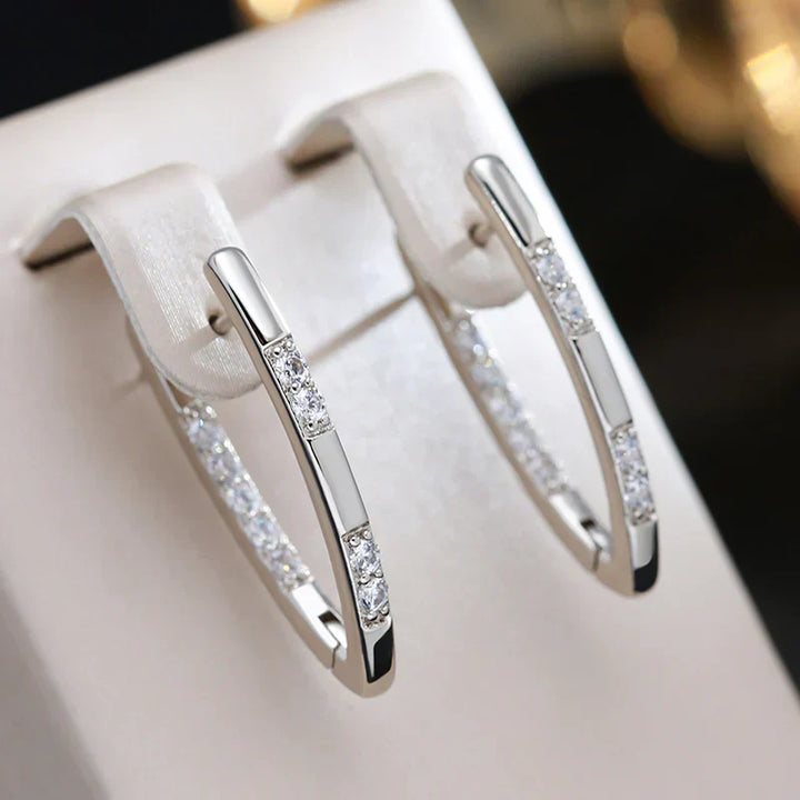 Elegante oorbellen van wit goud met sprankelende zirkonia