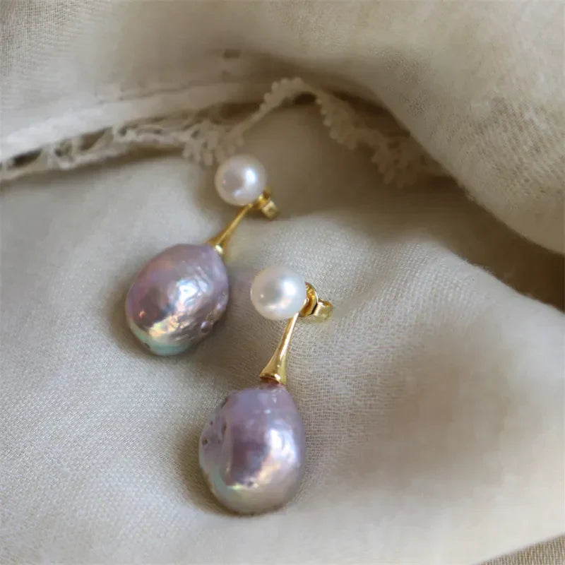 Elegante goudkleurige oorbellen met lila parel