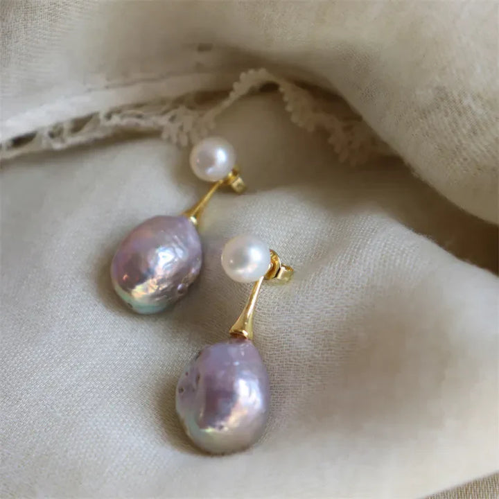 Elegante goudkleurige oorbellen met lila parel