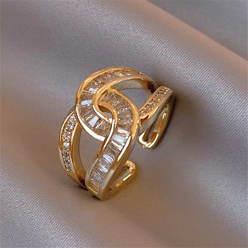Geknoopt roségouden ring met subtiele details