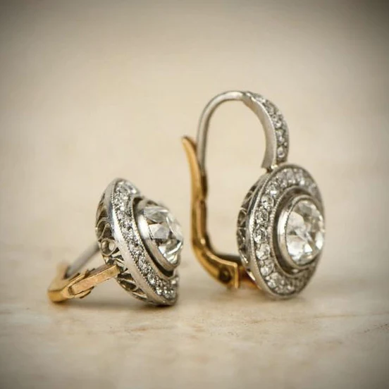Elegante gouden oorbellen met sprankelende kristallen