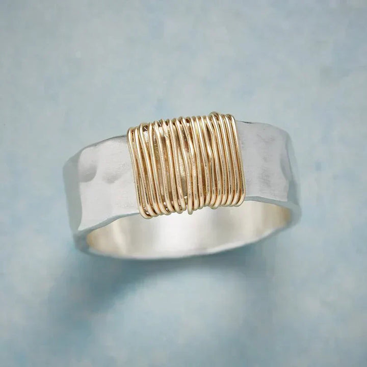 Elegante gouden ring met verfijnde draadstructuur