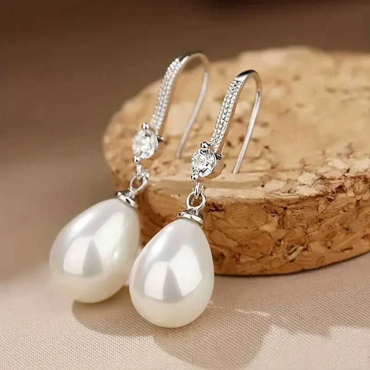 Elegante oorbellen van wit goud met heldere parel