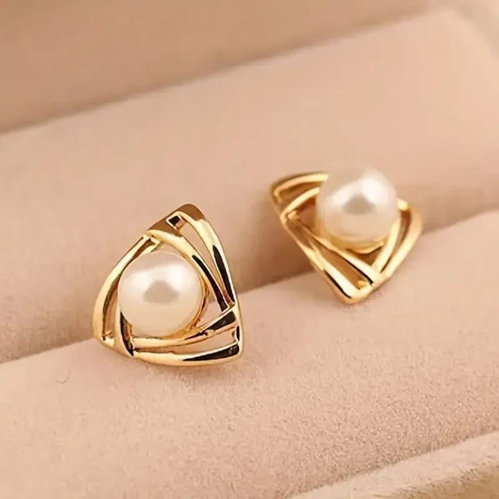Elegante gouden oorbellen met verfijnde parel