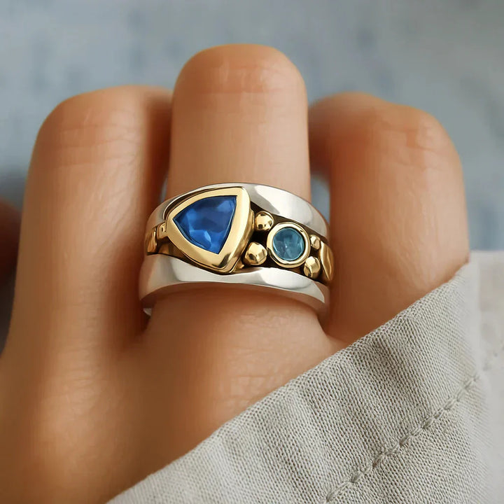 Elegante ring met blauwe zirkonia