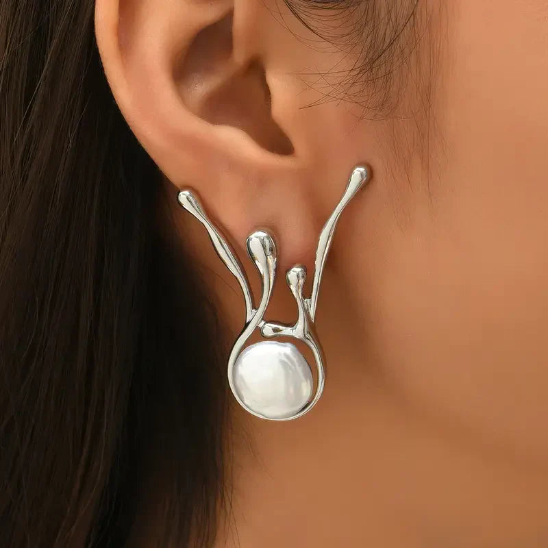 Elegante zilveren oorbellen met antieke pareldetails