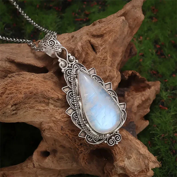 Elegante ketting met antieke maansteen