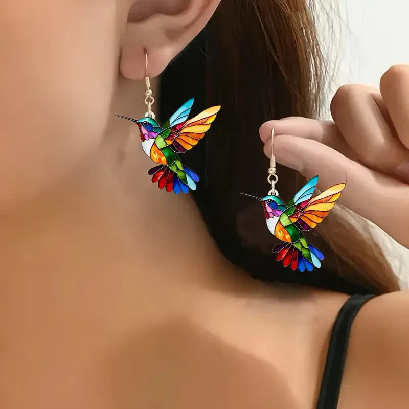Elegante oorbellen in wit goud met kleurrijke kolibrie