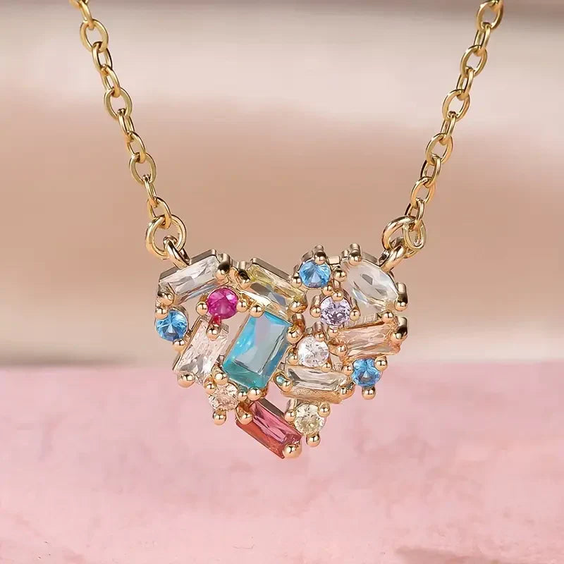 Elegante gouden ketting met kleurrijk hartje