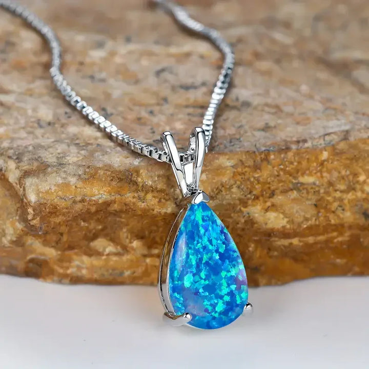 Zachte druppelketting van wit goud met opaal accent