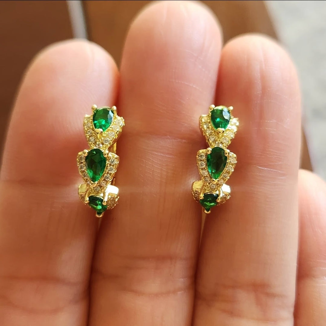 Elegante gouden oorbellen met subtiele zirkonia details