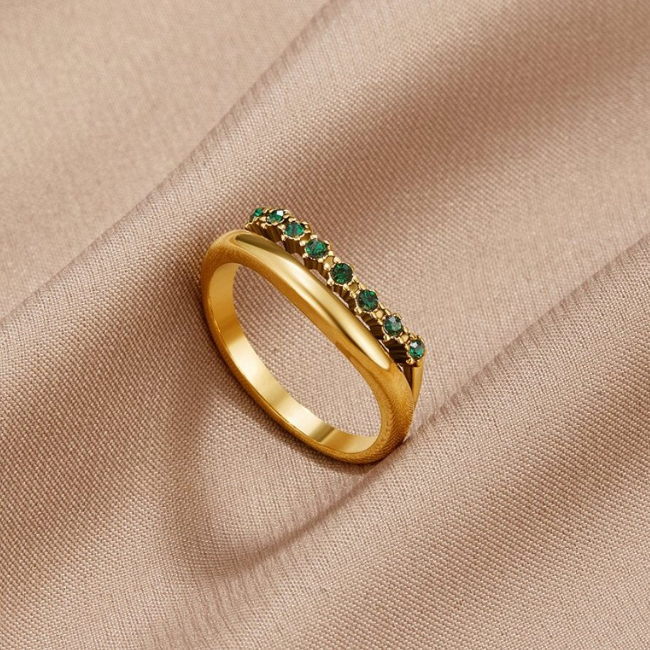 Elegante, smaragdgroene ring met verfijnde lagen