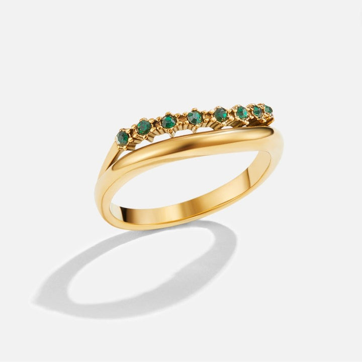 Elegante, smaragdgroene ring met verfijnde lagen