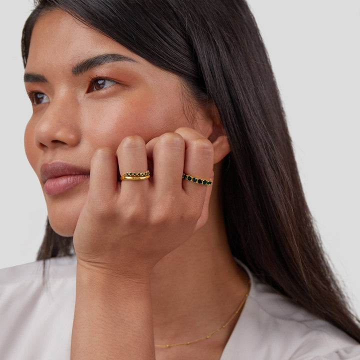 Elegante, smaragdgroene ring met verfijnde lagen