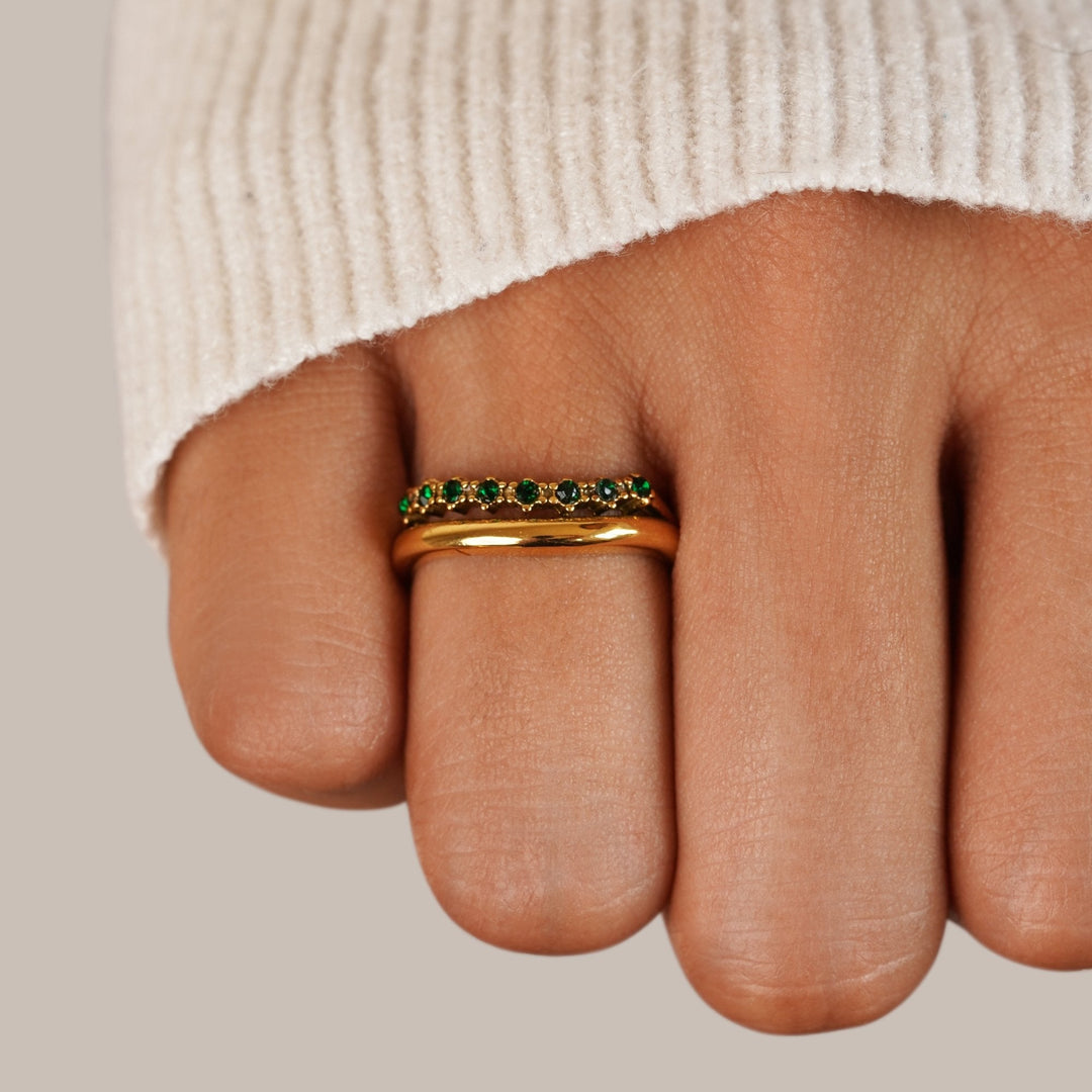 Elegante, smaragdgroene ring met verfijnde lagen