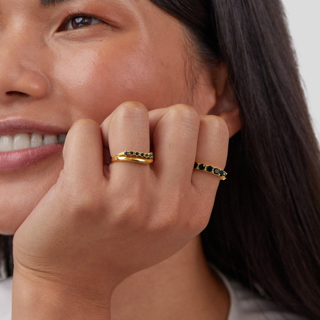 Elegante, smaragdgroene ring met verfijnde lagen