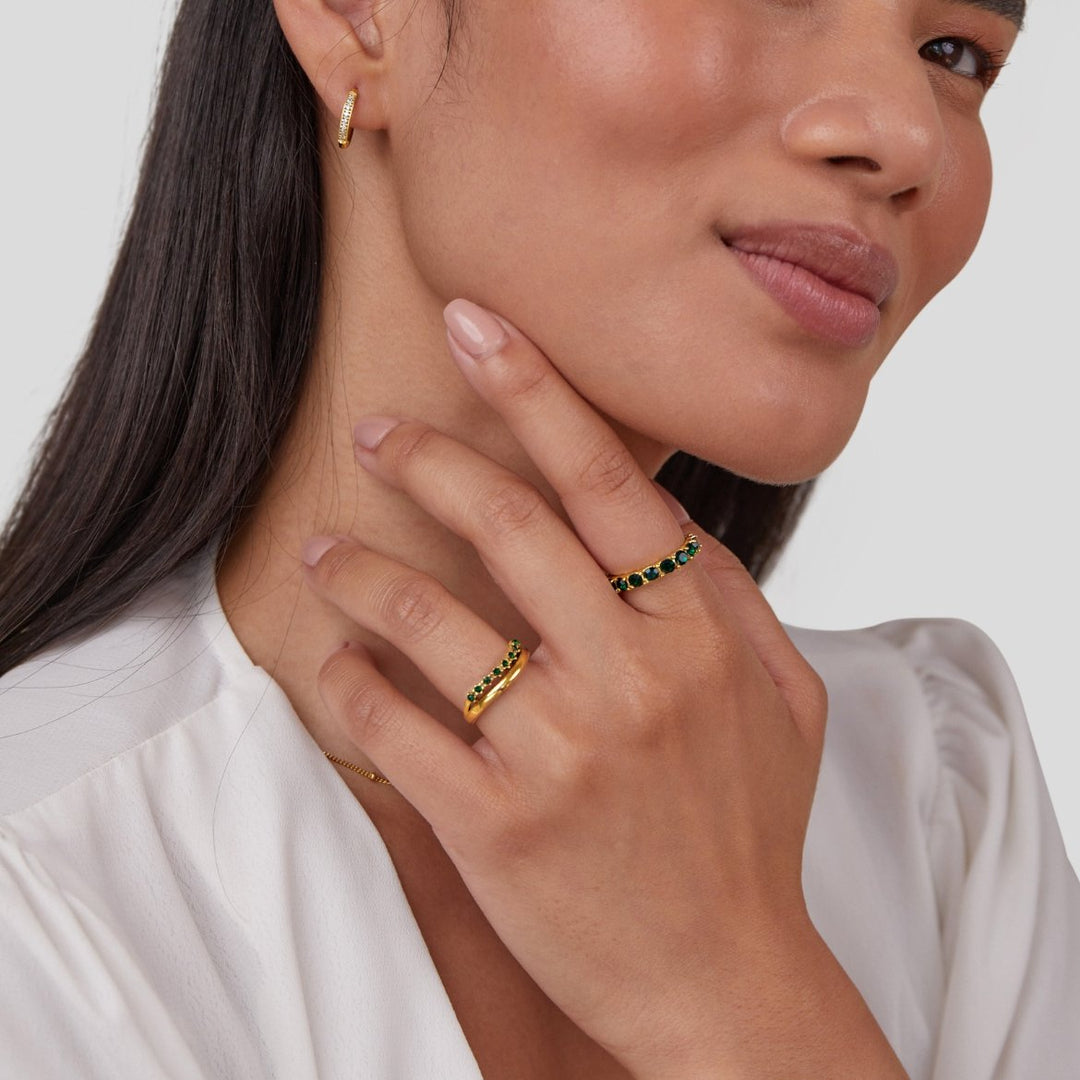 Elegante, smaragdgroene ring met verfijnde lagen