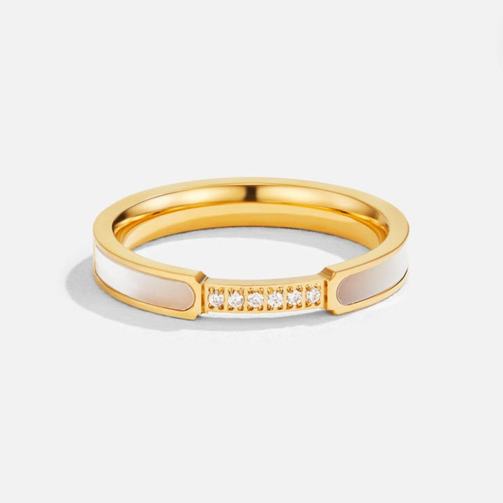 Harmonieuze parelring met subtiele kristallen
