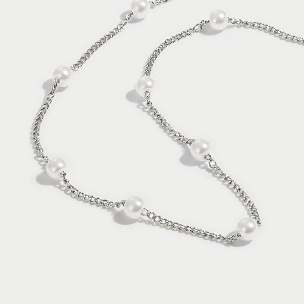 Elegante zilveren ketting met parel en verfijnde details