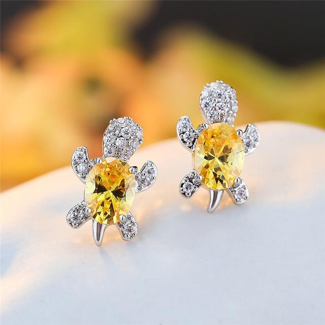 Elegante zilveren oorbellen met zirkonia en zeewierdesign