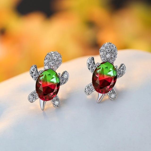 Elegante zilveren oorbellen met zirkonia en zeewierdesign