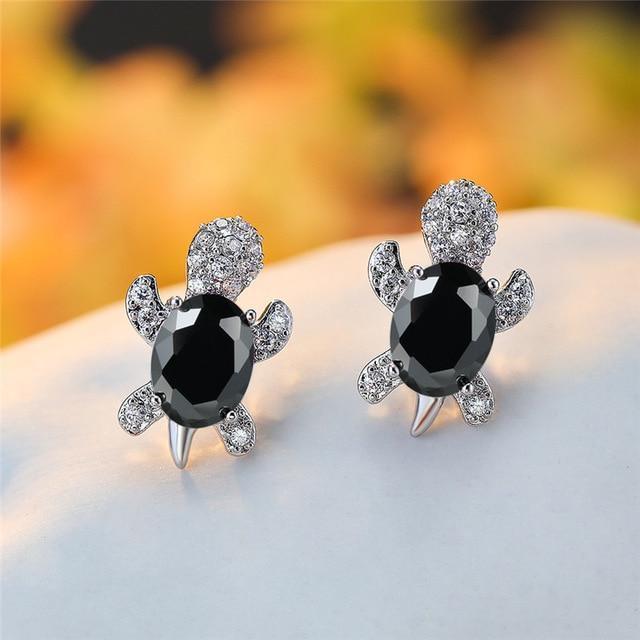 Elegante zilveren oorbellen met zirkonia en zeewierdesign