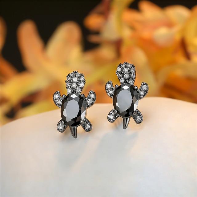 Elegante zilveren oorbellen met zirkonia en zeewierdesign