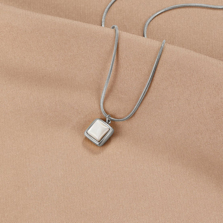 Zachte maansteen ketting met gouden hanger