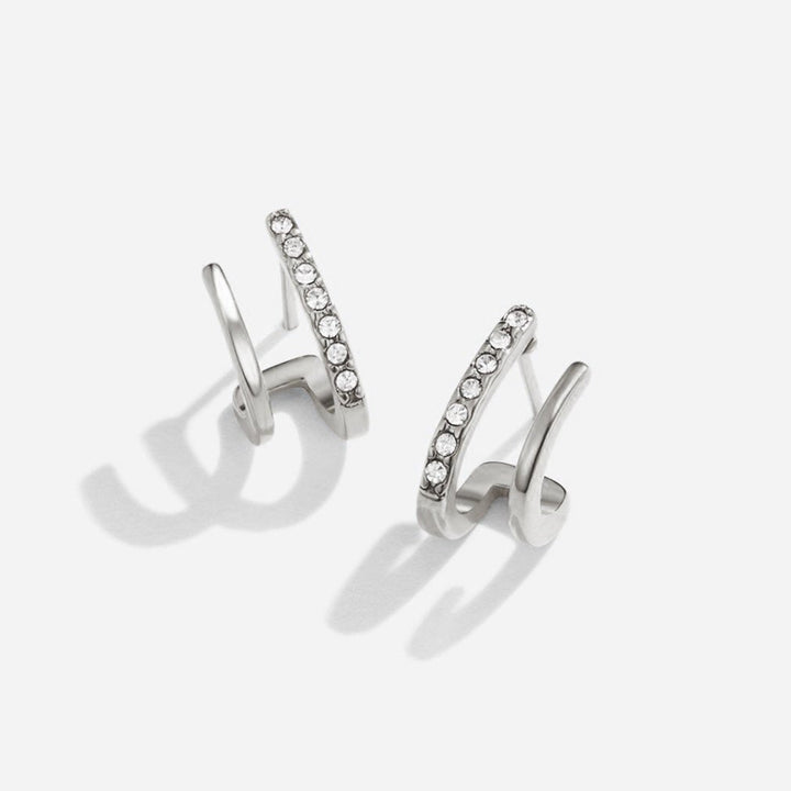 Elegante zilveren oorbellen met kristallen klauwdesign