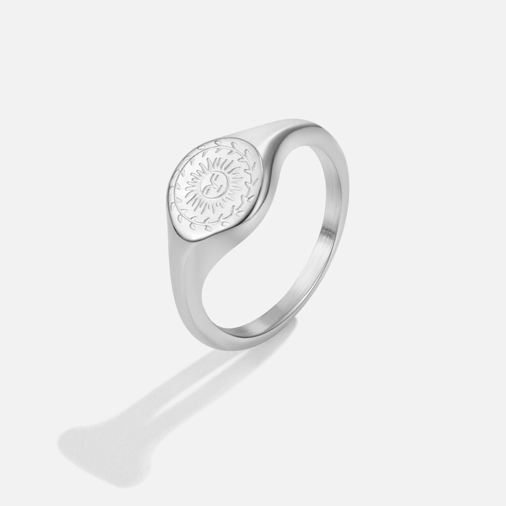 Zilveren ring met zonnestraal motief