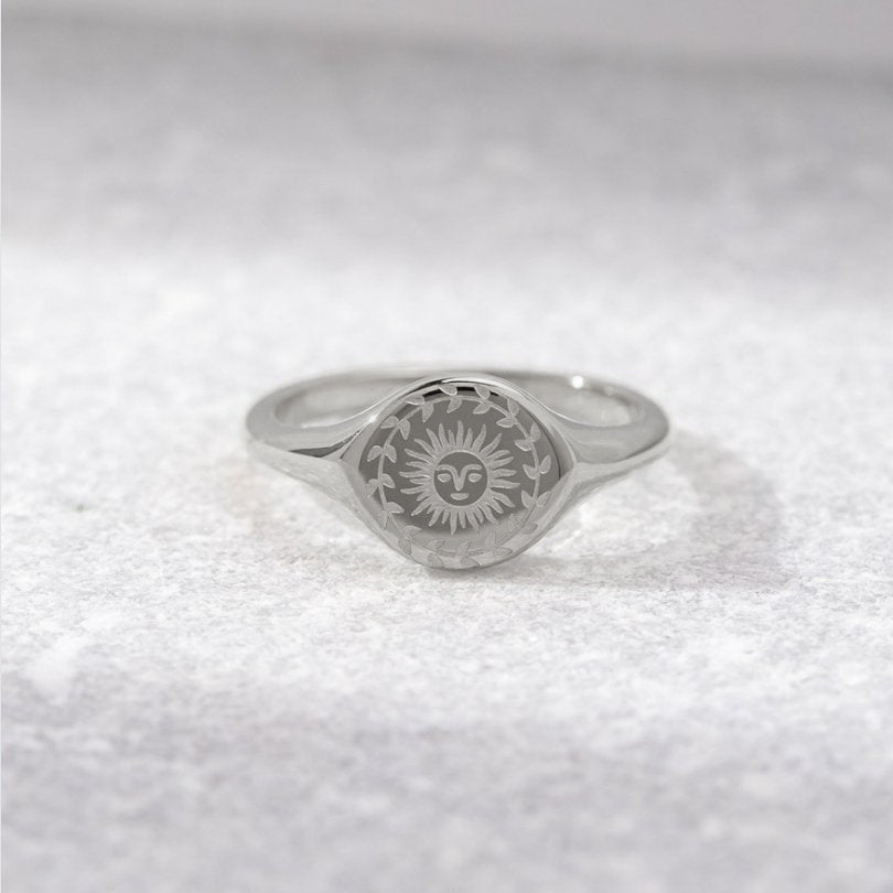 Zilveren ring met zonnestraal motief