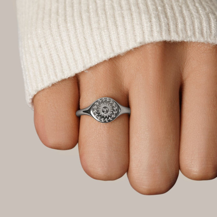 Zilveren ring met zonnestraal motief