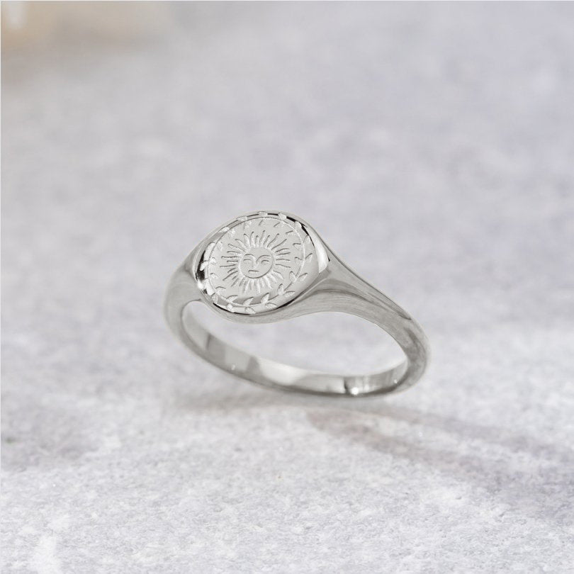 Zilveren ring met zonnestraal motief