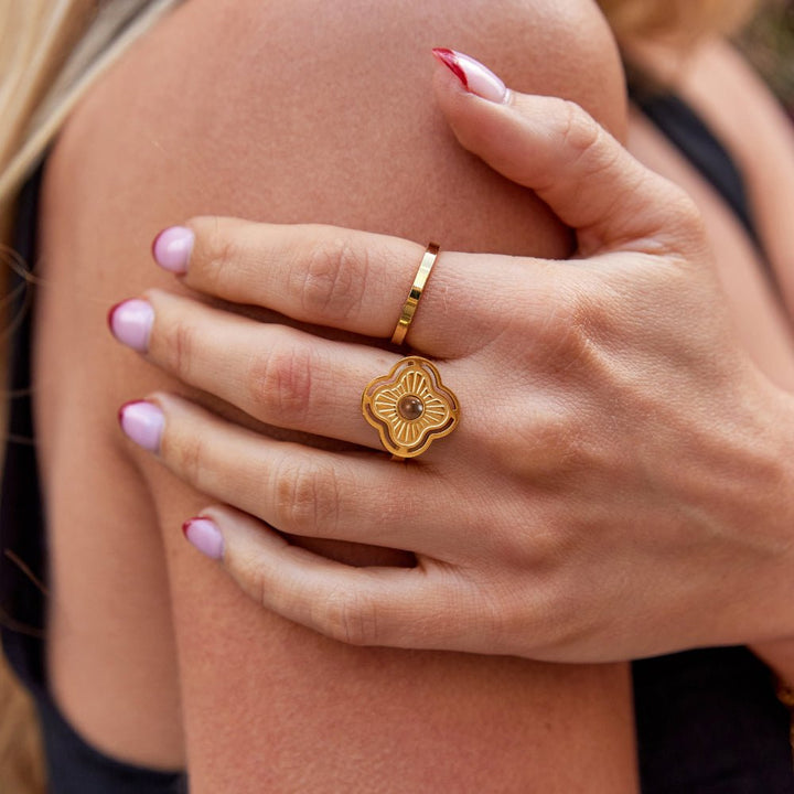 Geluksring met tijgeroog en delicate bloemenmotieven
