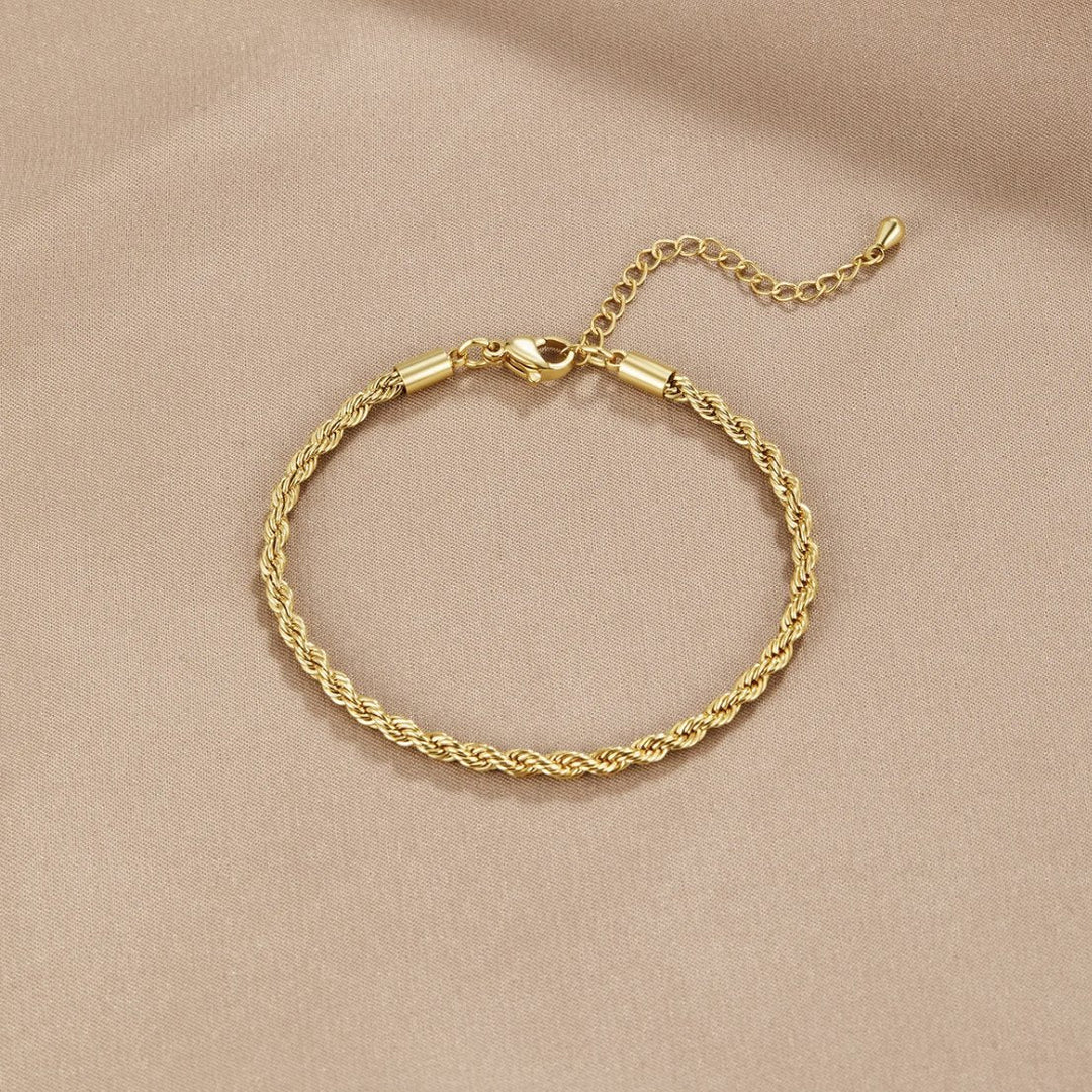 Elegante gouden armband met verfijnde draaiing